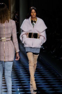 Ysaunny Brito Balmain gösterisi sırasında podyumda yürüyor.