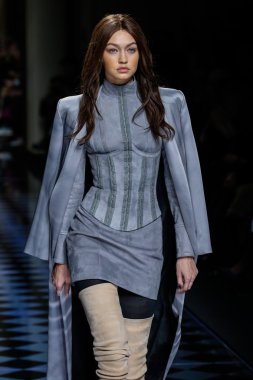 Balmain gösterisi olarak Paris moda haftası