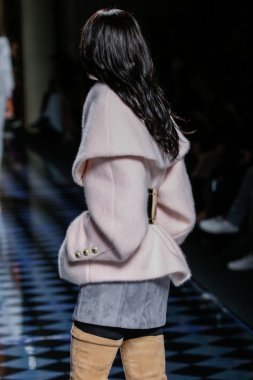 Ysaunny Brito Balmain gösterisi sırasında podyumda yürüyor.