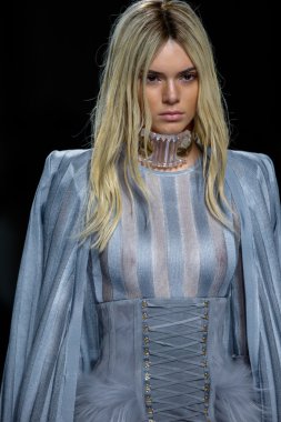 Balmain gösterisi olarak Paris moda haftası
