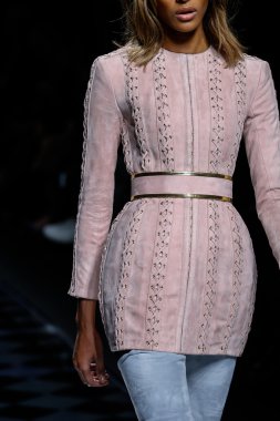 Balmain gösterisi olarak Paris moda haftası