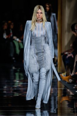 Balmain gösterisi olarak Paris moda haftası