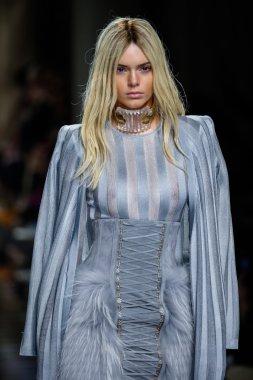 Balmain gösterisi olarak Paris moda haftası