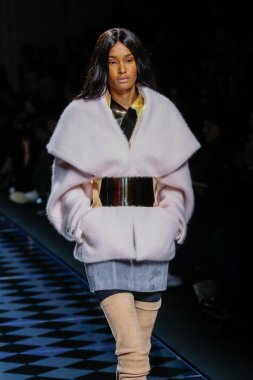 Ysaunny Brito Balmain gösterisi sırasında podyumda yürüyor.