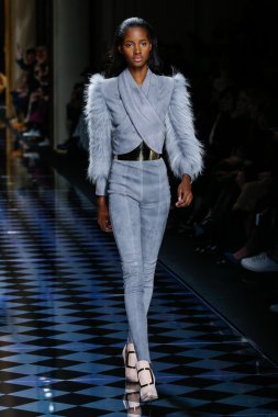 Tami Williams Balmain gösterisi sırasında pist yürüyor