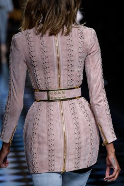 Balmain gösterisi olarak Paris moda haftası