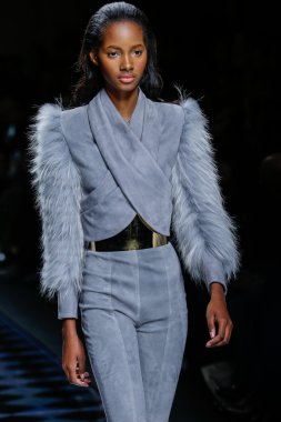 Tami Williams Balmain gösterisi sırasında pist yürüyor