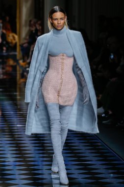 Binx Walton Balmain gösterisi sırasında pist yürüyor