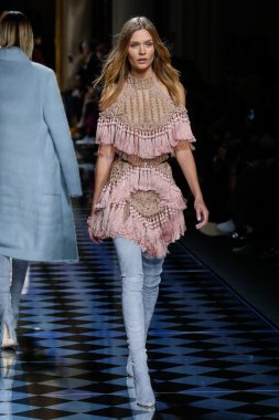 Josephine Skriver Balmain gösterisi sırasında pist yürüyor