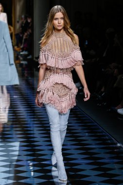 Josephine Skriver Balmain gösterisi sırasında pist yürüyor