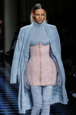 Binx Walton Balmain gösterisi sırasında pist yürüyor