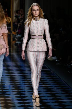 Balmain gösterisi olarak Paris moda haftası