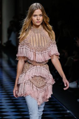 Josephine Skriver Balmain gösterisi sırasında pist yürüyor