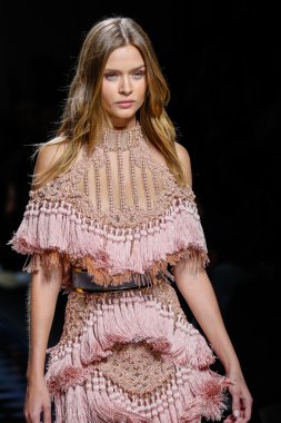Josephine Skriver Balmain gösterisi sırasında pist yürüyor
