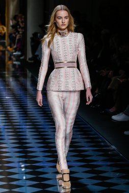 Balmain gösterisi olarak Paris moda haftası