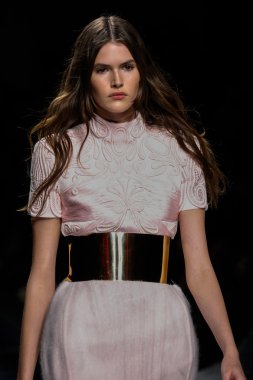 Vanessa Moody Balmain gösterisi sırasında pist yürüyor