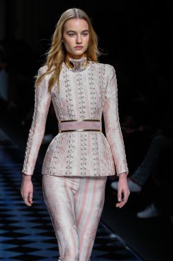Balmain gösterisi olarak Paris moda haftası