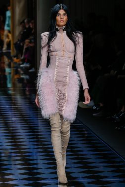 Balmain gösterisi olarak Paris moda haftası