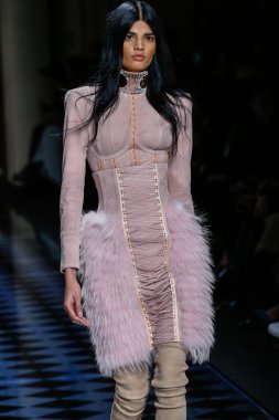 Balmain gösterisi olarak Paris moda haftası
