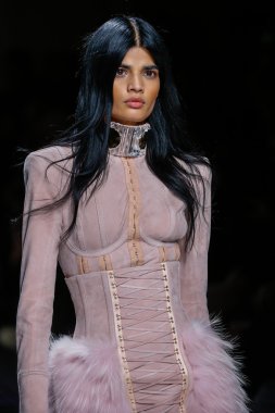 Balmain gösterisi olarak Paris moda haftası