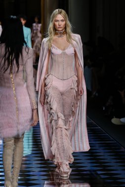 Balmain gösterisi olarak Paris moda haftası