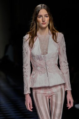 Balmain gösterisi olarak Paris moda haftası