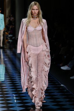 Balmain gösterisi olarak Paris moda haftası