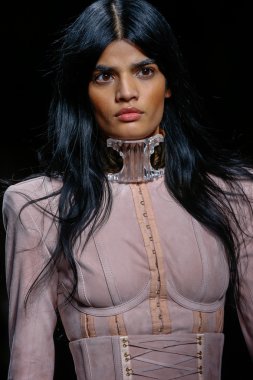 Balmain gösterisi olarak Paris moda haftası