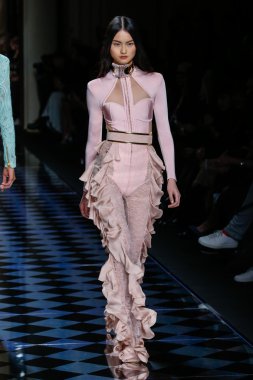 Balmain gösterisi olarak Paris moda haftası