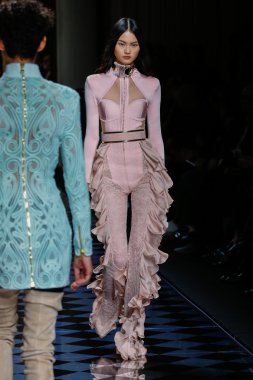Balmain gösterisi olarak Paris moda haftası