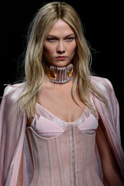 Balmain gösterisi olarak Paris moda haftası