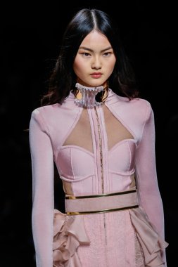 Balmain gösterisi olarak Paris moda haftası