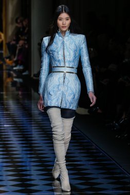 Balmain gösterisi olarak Paris moda haftası