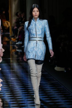 Balmain gösterisi olarak Paris moda haftası