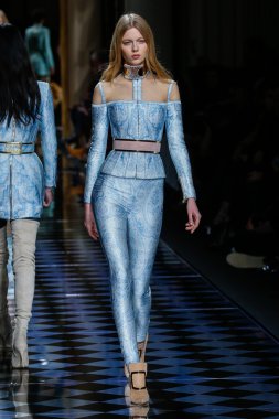 Balmain gösterisi olarak Paris moda haftası