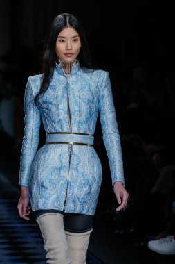 Balmain gösterisi olarak Paris moda haftası