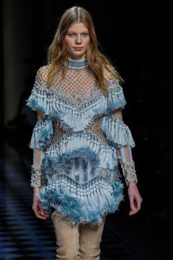 Balmain gösterisi olarak Paris moda haftası