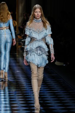 Balmain gösterisi olarak Paris moda haftası
