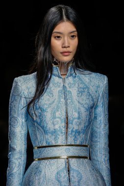 Balmain gösterisi olarak Paris moda haftası