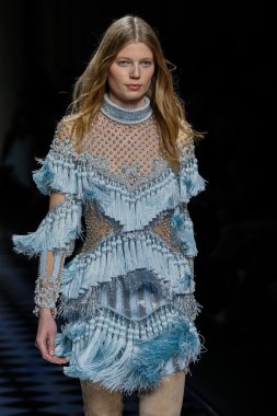 Balmain gösterisi olarak Paris moda haftası
