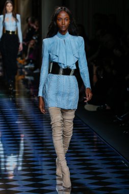Balmain gösterisi olarak Paris moda haftası