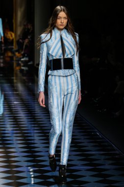 Balmain gösterisi olarak Paris moda haftası