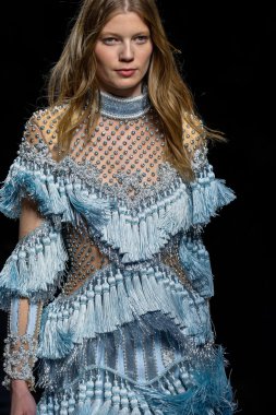 Balmain gösterisi olarak Paris moda haftası