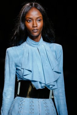 Balmain gösterisi olarak Paris moda haftası