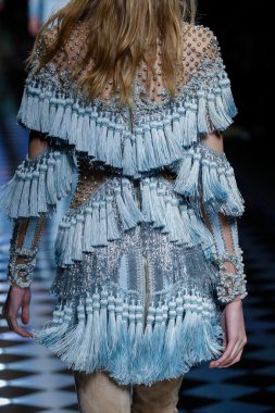 Balmain gösterisi olarak Paris moda haftası