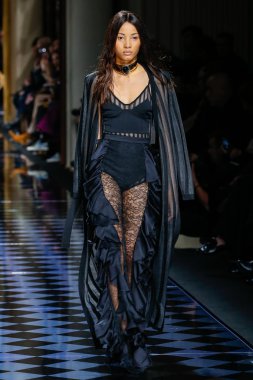 Balmain gösterisi olarak Paris moda haftası