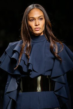 Balmain gösterisi olarak Paris moda haftası