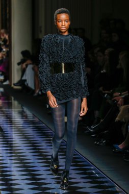 Balmain gösterisi olarak Paris moda haftası