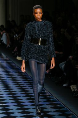 Balmain gösterisi olarak Paris moda haftası