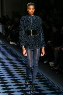 Balmain gösterisi olarak Paris moda haftası